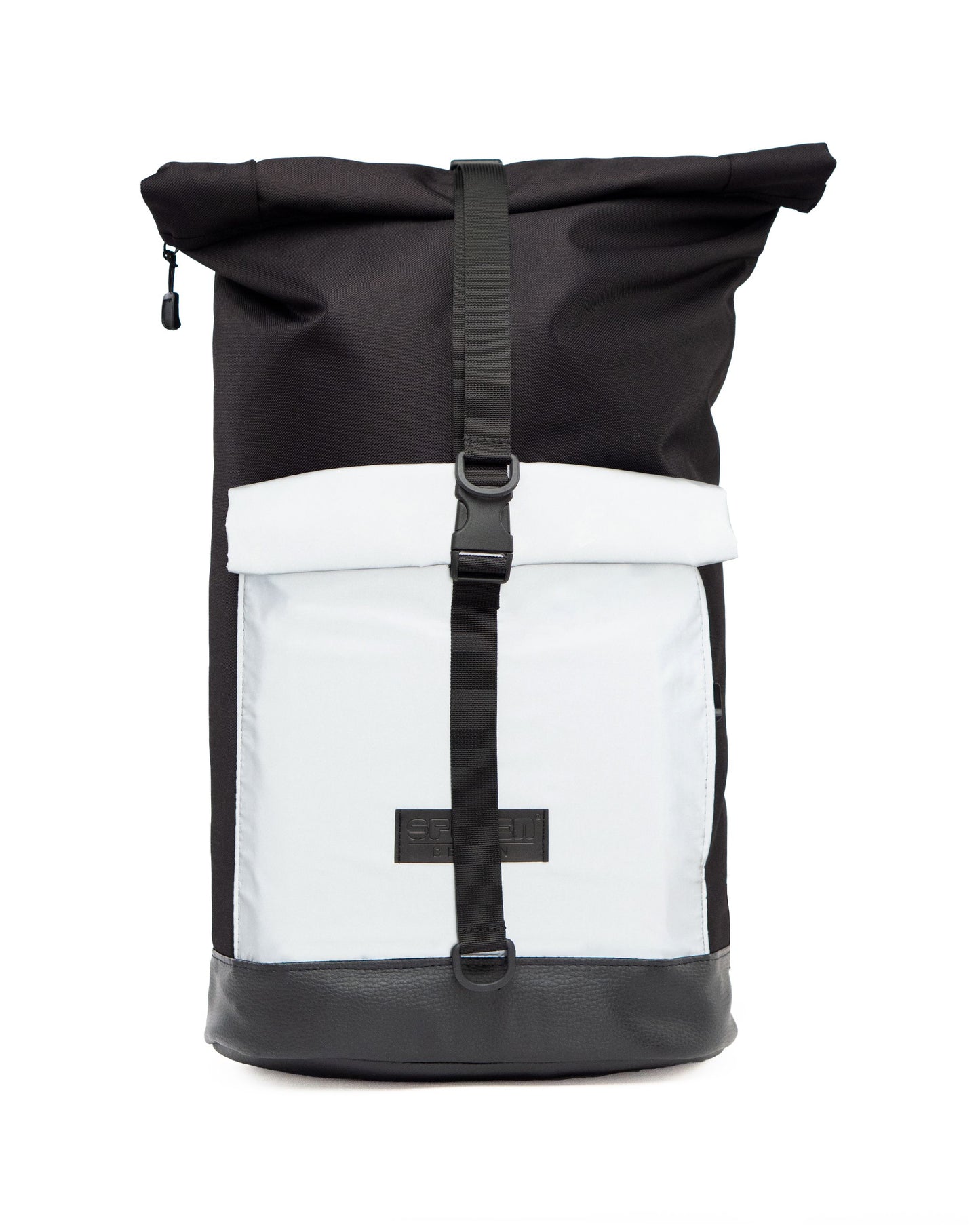 Bob - Black Glow Rucksack von Spleen Berlin. Schwarze wasserabweisender Fahrradrucksack mit reflektierenden Elementen, mit Rolltop-Verschluss, gepolstertem 17"-Laptopfach und praktischen Innenfächern für Zubehör.
©Spleen Berlin