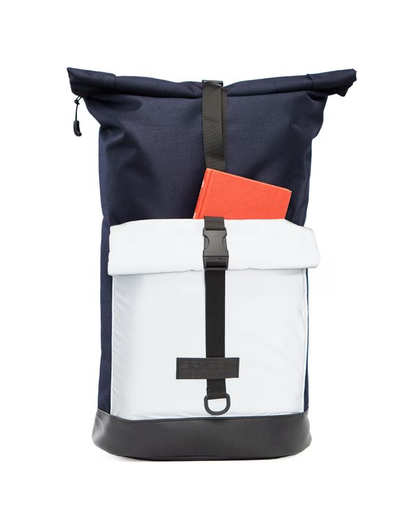 Rolltop-Rucksack Bob - Blue Glow mit praktischem Reißverschluss und Clipverschluss – flexibel erweiterbar mit aufgesetzter Fronttasche aus reflektierendem Material.,100% vegan. ©Spleen Berlin