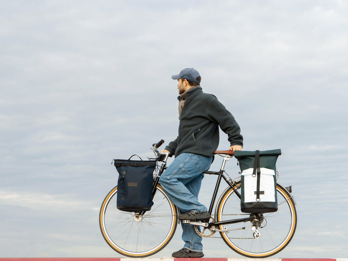 Stylisher Cityrucksack Liz Small Blue – perfekt für Pendler und Freizeitradler am Fahrrad befestigt funktional und modisch zugleich.