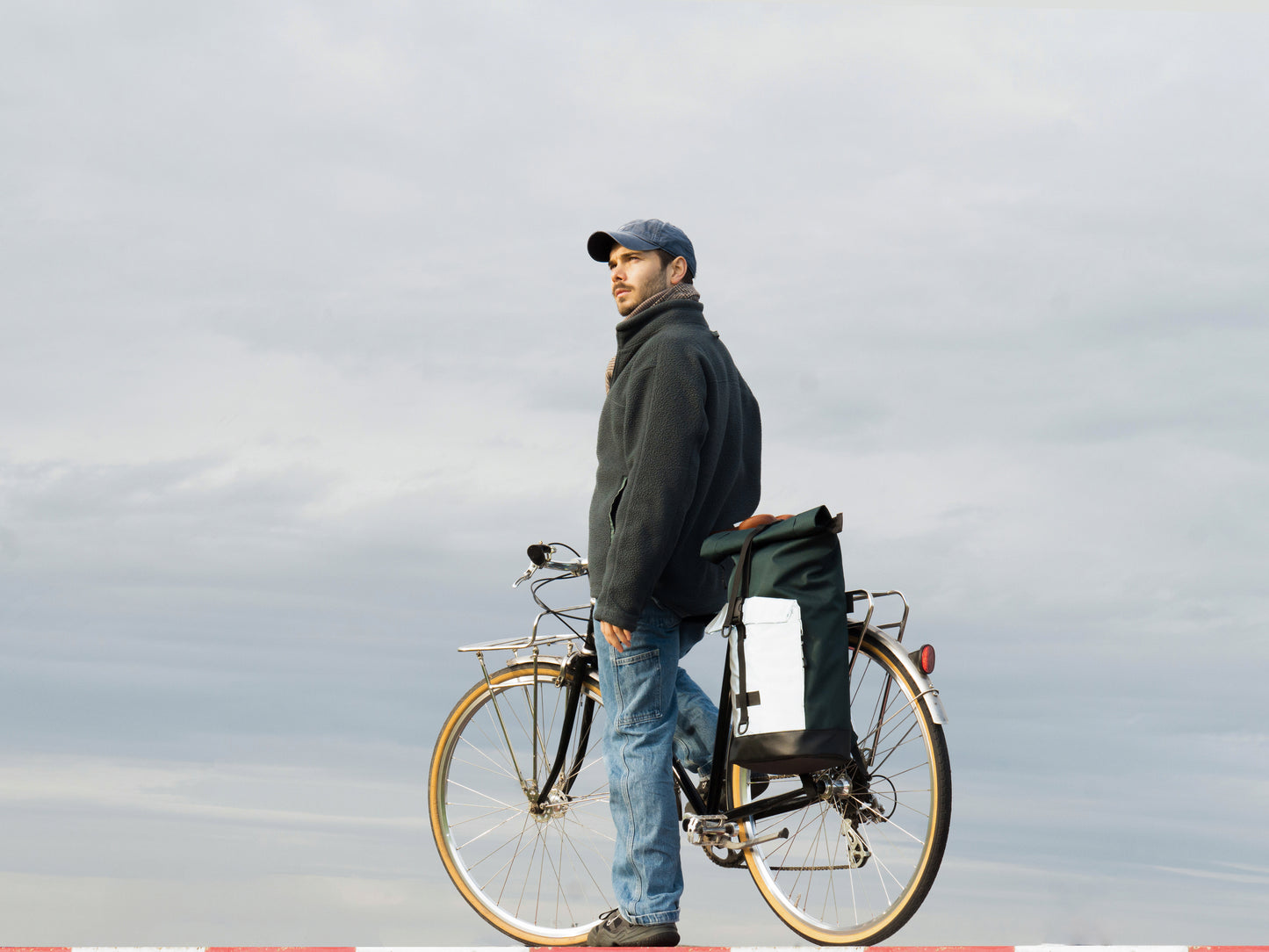 Bob Green Glow für bessere Sichtbarkeit im Strassenverkehr, befestigt am Fahrrad – 2-in-1 Rucksack und Fahrradtasche mit Halterung für 8–16 mm Gepäckträge.
© Spleen Berlin