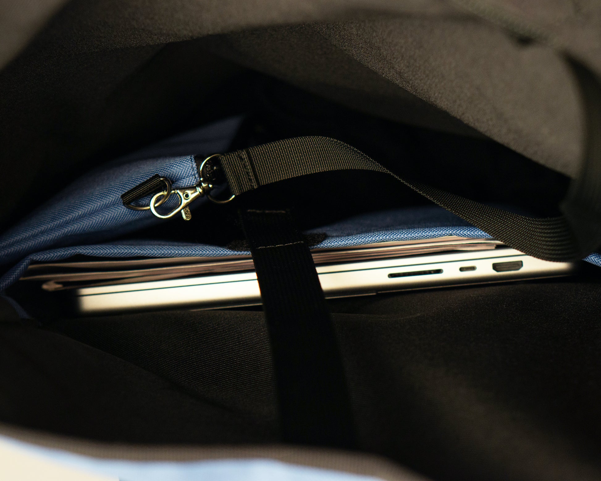 Innenansicht des Rucksacks Bob Ice Blue. Gepolstertes 15-Zoll-Laptopfach und praktischer Karabiner. 2-in-1 Fahrradtasche mit Gepäckträgerhalterung, vegan und nachhaltig. © Spleen Berlin