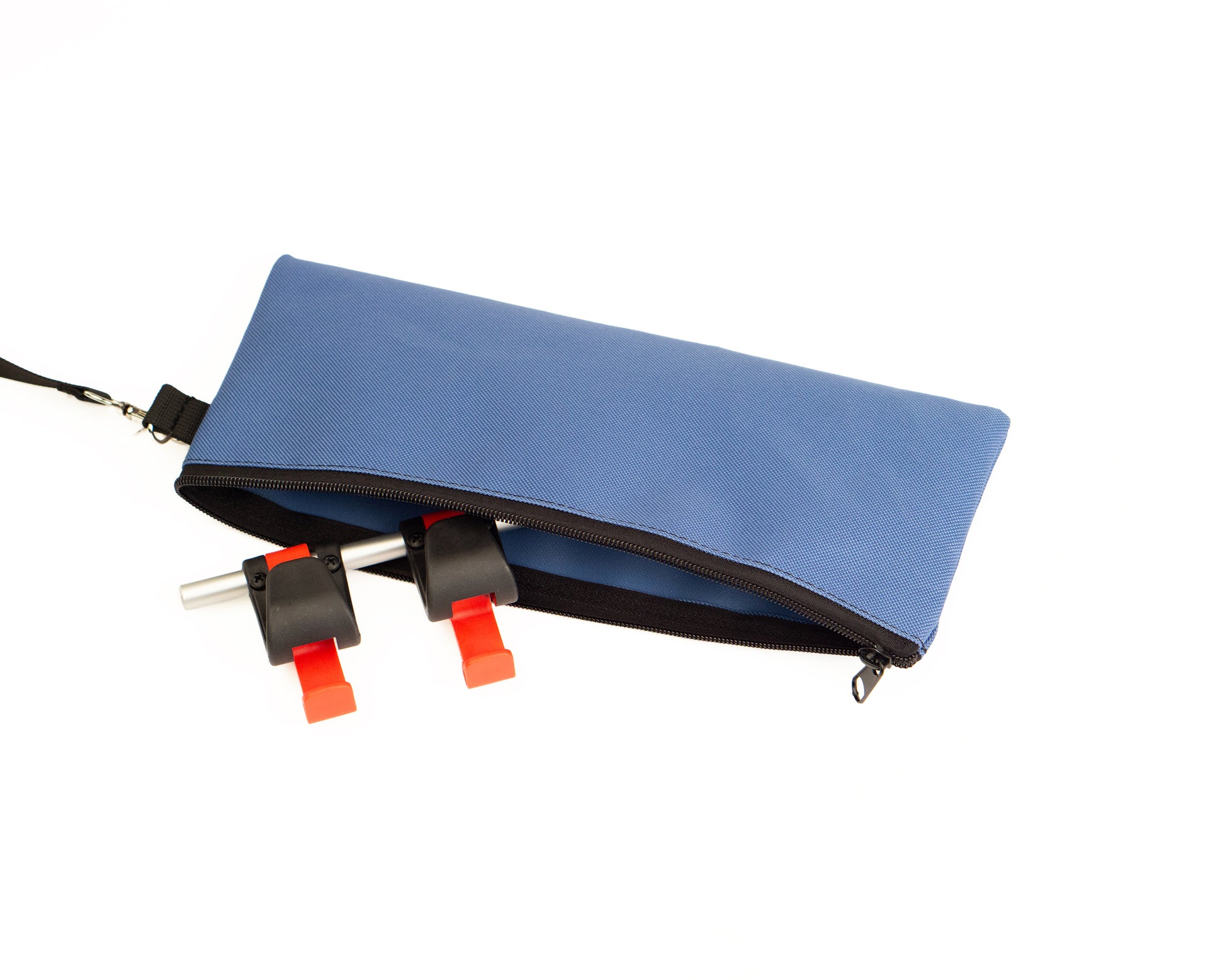 Fahrradbefestigung für 8–16 mm Streben im funktionalem  Täschchen am Schlüsselband  für den Fahrradrucksack  Bob Ice Blue.Demonstriert das funktionale Taschen in der die Fahrradhalterung aufbewahrt werden kann. © Spleen Berlin