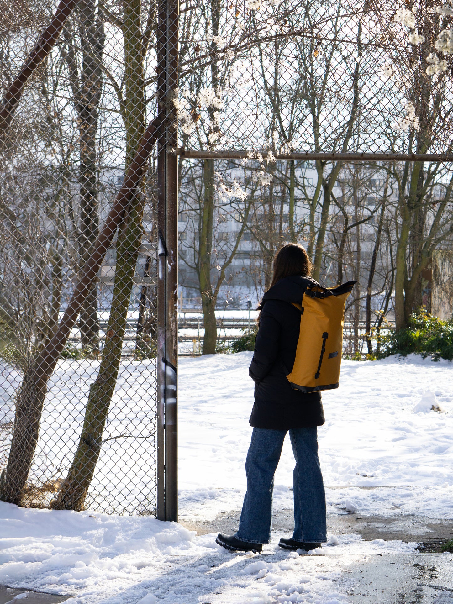 Liz -Curry Fahrradtasche und Rucksack, auf dem Rücken tragen von einer Frau in einer schönen Winterlandschaft © Spleen Berlin