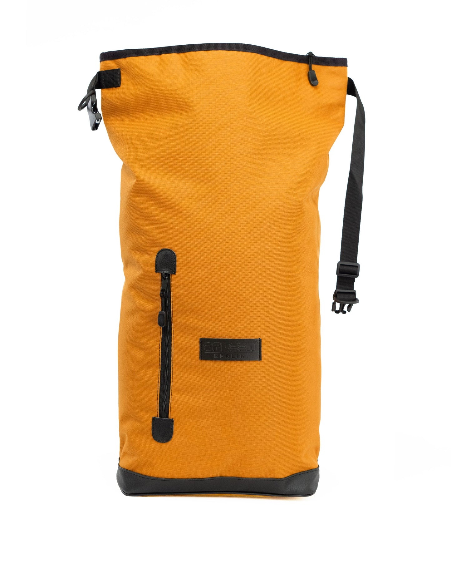 Frontansicht von dem Rucksack Liz - Curry Rucksack und Fahrradtasche aus recycelbarem Cordura von Spleen Berlin mit offenem oberem Verschlussband und Fronttasche.
© Spleen Berlin