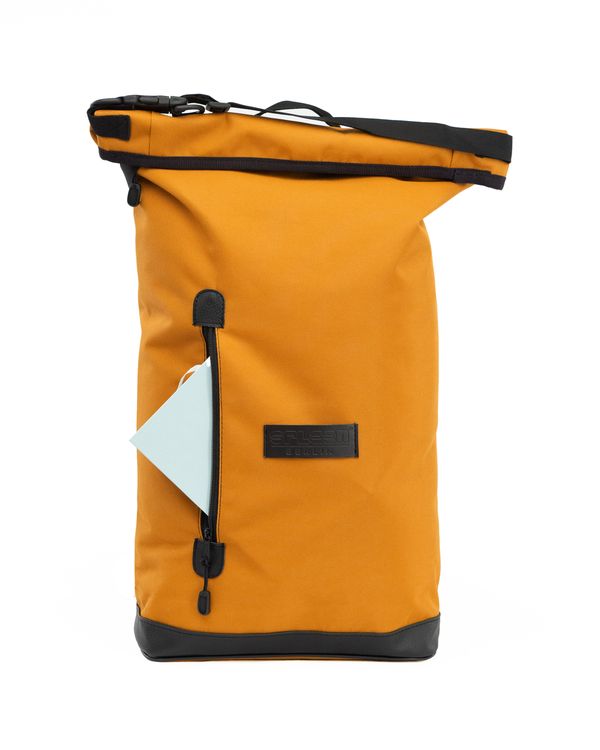 Liz- Curry, Rucksack und Fahrradtasche 2 in 1 fair produziert, Vorderansicht mit Fronttasche in der zur Größenansicht ein Brief eingesteckt ist. . © Spleen Berlin