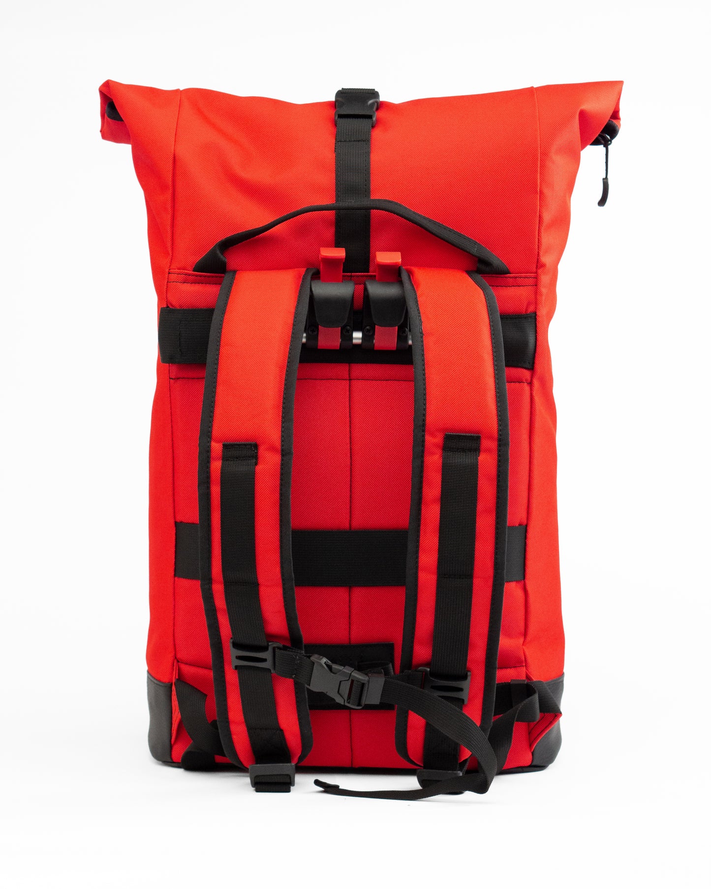 Rucksack von Spleen Berlin, Bob Red Glow – Rückseite mit gepolsterten Schultergurten und Fahrradhalterung für Gepäckträger leicht umzubauen von einer Fahrradtasche zum einem Rucksack.
© Spleen Berlin