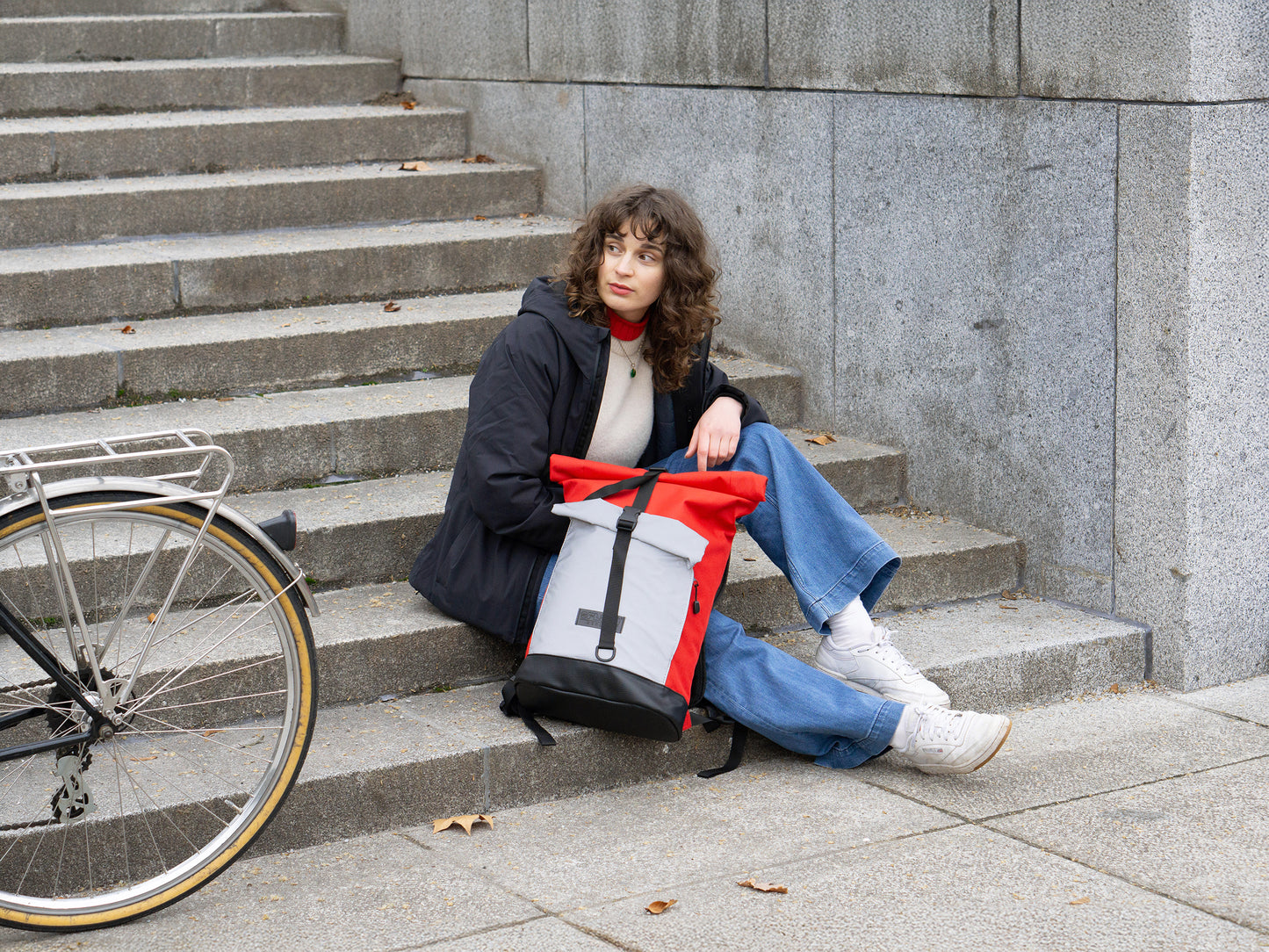 Spleen Berlin 2in1 Rucksack und Fahrradrucsack Bob Red Glow im Größenvergleich – getragen von Person, zeigt kompakten Alltagslook mit 30 Liter Volumen. © Spleen Berlin