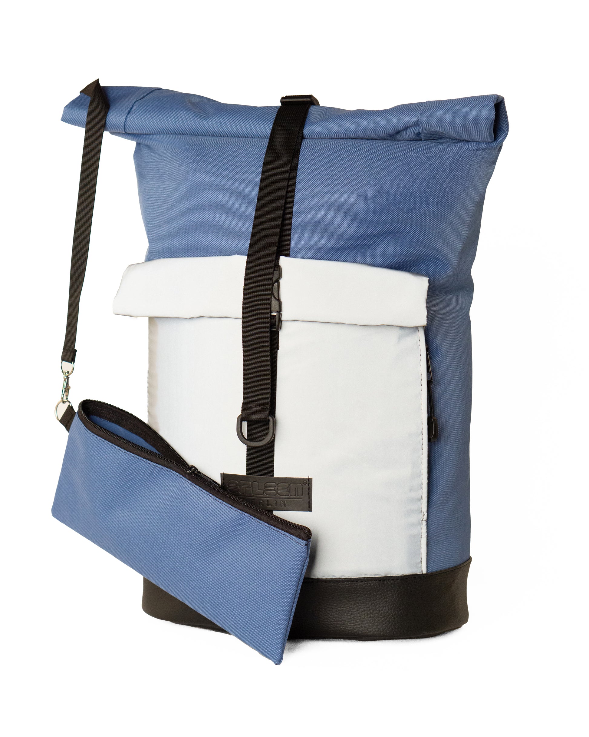 Detail des Cordura-Stoffs in Bob Ice Blue von Spleen Berlin – vegan, wasserabweisend, robustes Outdoor-Material Frontasche reflektierend mit Tasche zum aufbewahren der Fahrradhalterung im Größenvergleich –  Rolltop-Rucksack mit 30 Liter Volumen.
© Spleen Berlin