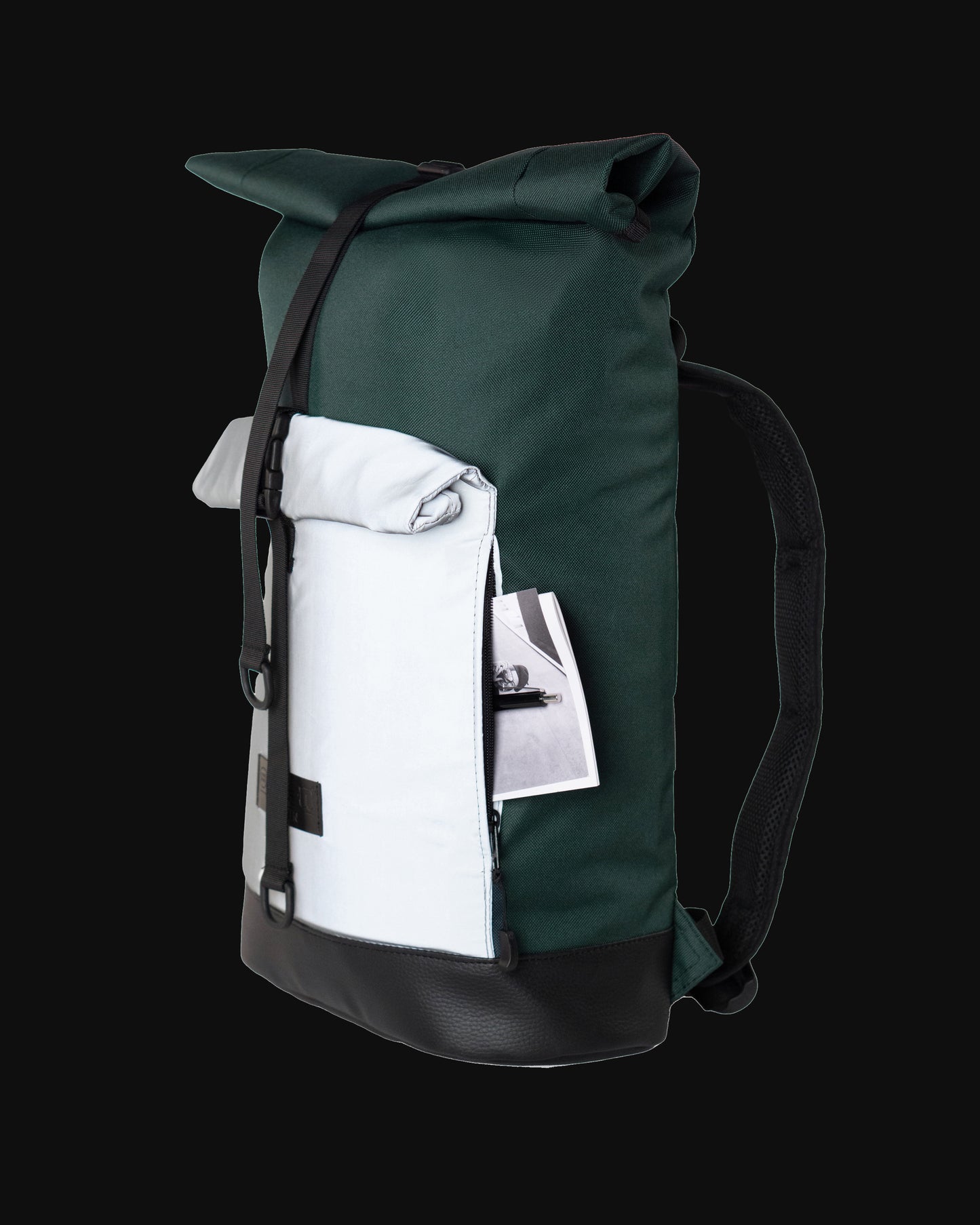 Bob Green Glow – seitliche Ansicht des nachhaltigen, reflektierenden Rolltop-Fahrradrucksacks aus Cordura.
© Spleen Berlin