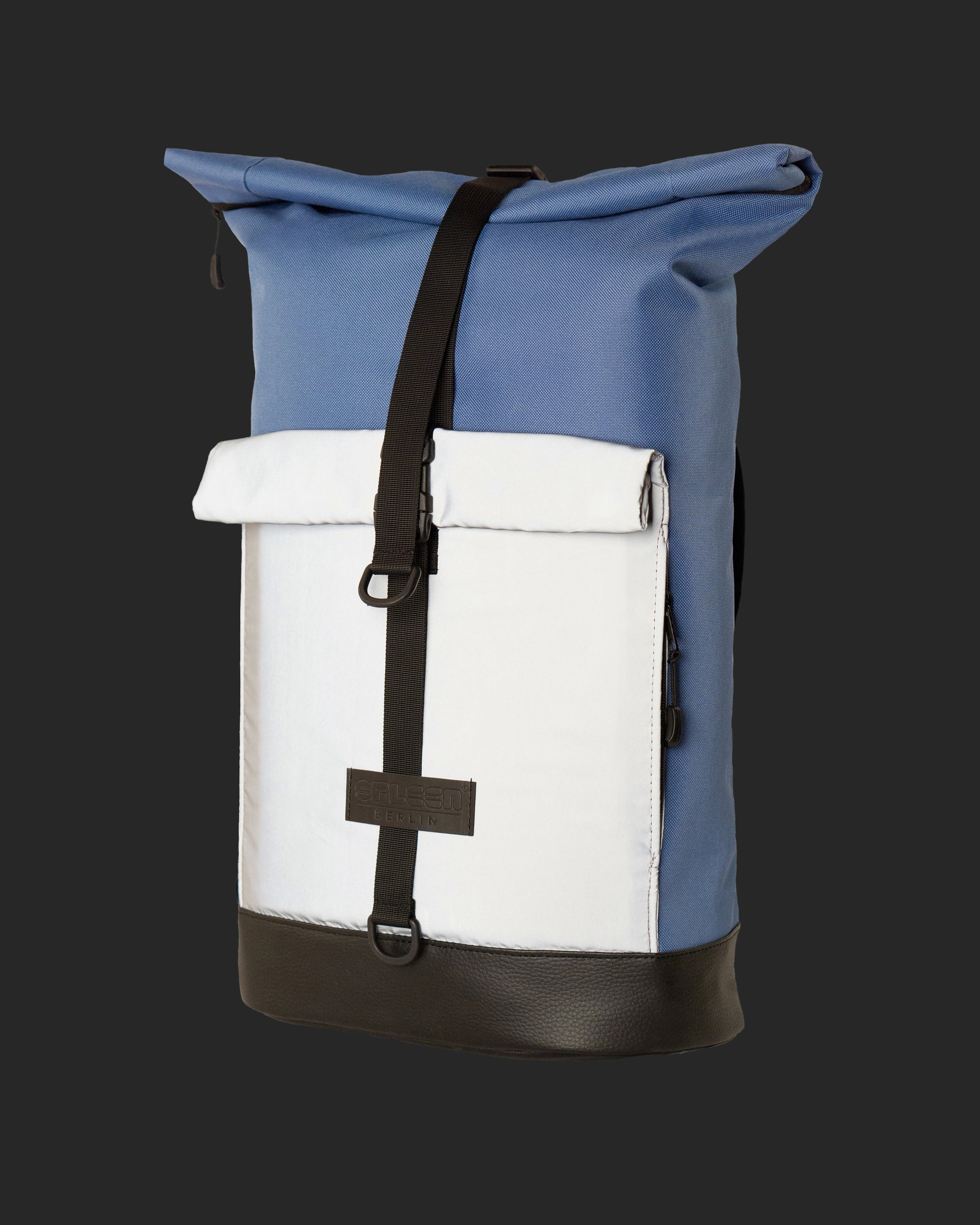Robuster Fahrradrucksack Bob Ice Blue Glow von Spleen Berlin – Ansicht der reflektierenden Frontasche vor schwarzem Hintergrund. Rolltop-Rucksack für urbane Mobilität, Rucksack und Fahrradtasche Vegan. © Spleen Berlin