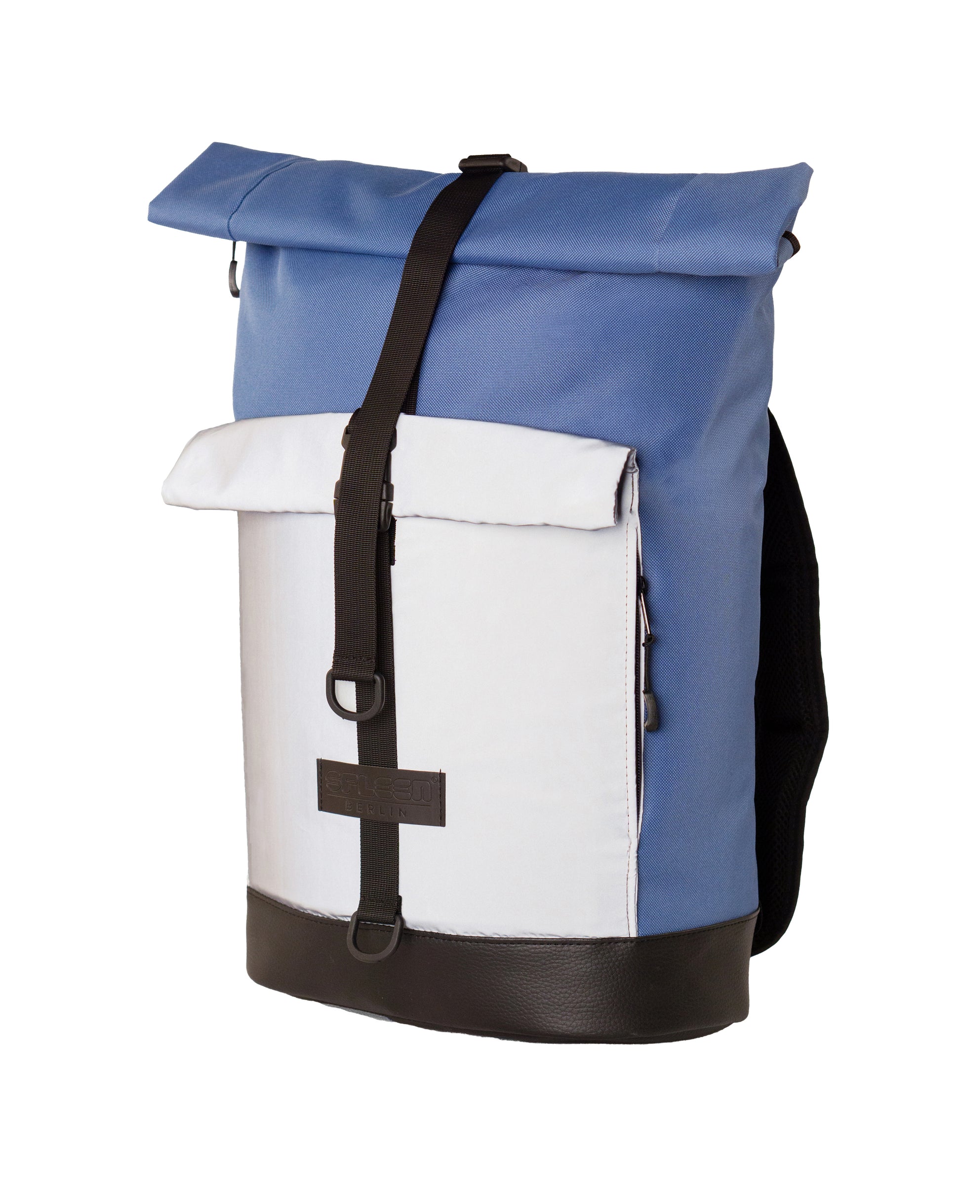 Robuster Fahrradrucksack Bob Ice Blue Glow von Spleen Berlin – Ansicht der reflektierenden Frontasche,  Rolltop-Rucksack für urbane Mobilität, Rucksack und Fahrradtasche Vegan. © Spleen Berlin