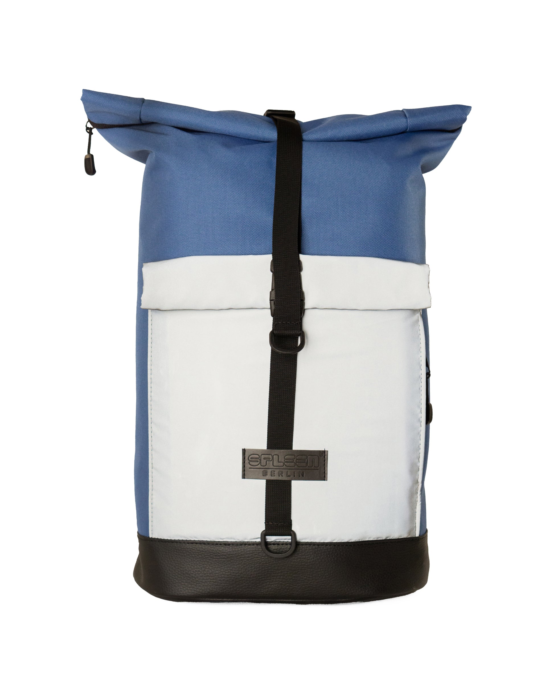 Reflektierender Fahrradrucksack Bob Ice Blue Glow – Rolltop-Design, wasserabweisend, vegan, urbaner Look. 
© Spleen Berlin