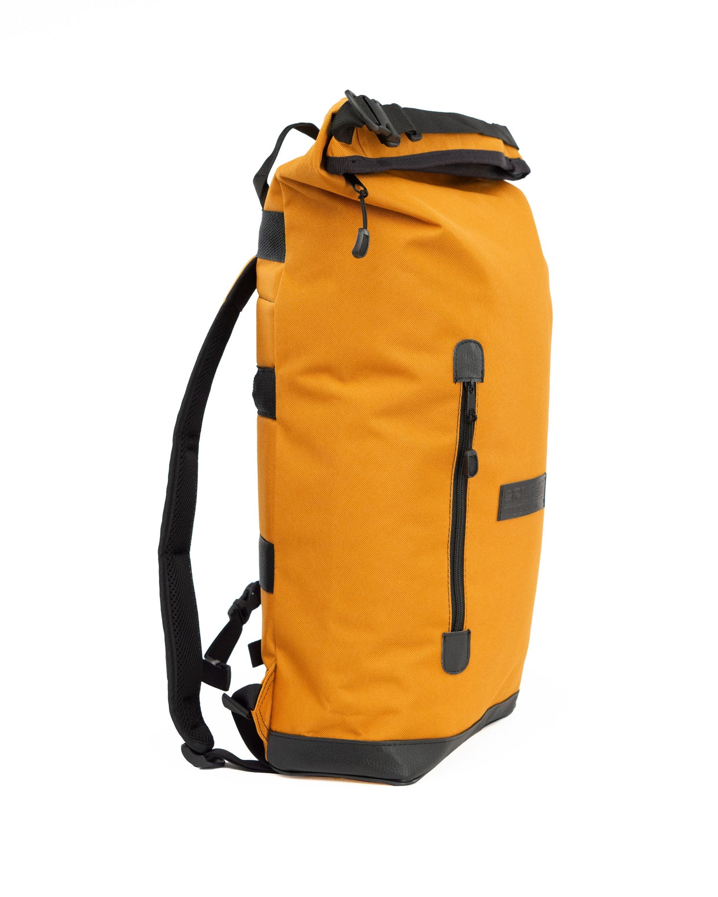 Seitenansicht von dem Fahrradrucksack Liz Curry von Spleen Berlin. Zu sehen sind de Träger und die vordere seitliche Zippertasche. Schlichter veganer Rucksack perfekt fü
© Spleen Berlin Pendler:innen.