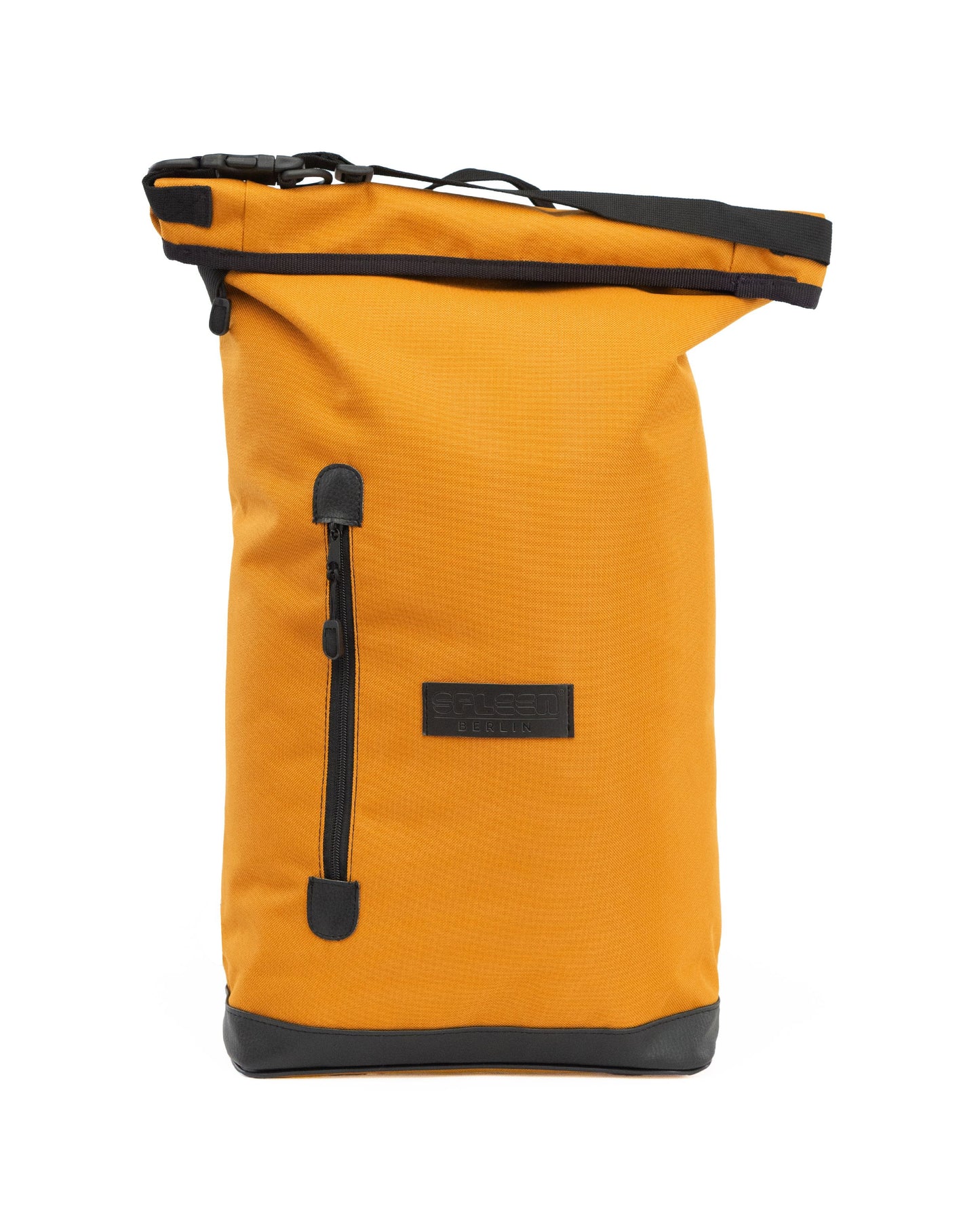 Spleen Berlin Rucksack Liz in Curry – Vorderansicht mit Reißverschluss aus Cordura mit Rolltop. Beschreibung: Zeigt die Vorderseite des Rucksacks mit dem markanten Reißverschluss und dem oberen Verschluss. © Spleen Berlin