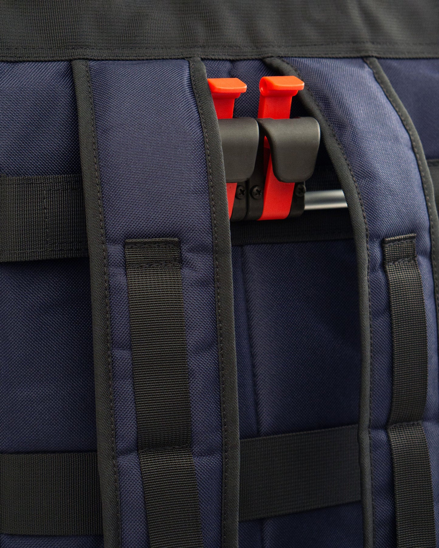 Detail der stabilen Fahrradhalterung von Liz Small Blue – passend für Gepäckträger mit 8–16 mm Durchmesser.
© Spleen Berlin