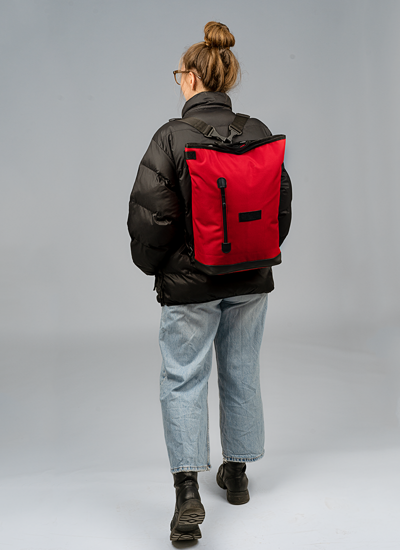 Liz small red, getragen von einer jungen Frau 165cm gross. Ein perfekter Fahrradrucksack für Schule oder Büro aus strapazierfähigem Cordura.
©Spleen Berlin