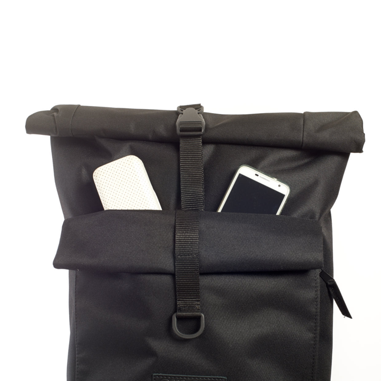 Spleen Berlin Rucksack Bob in Black – Vorderansicht mit Frontsche
Beschreibung: Zeigt die Vorderseite des Rucksacks mit der praktischen Fronttasche und dem großen Einsteckfach und dem Material