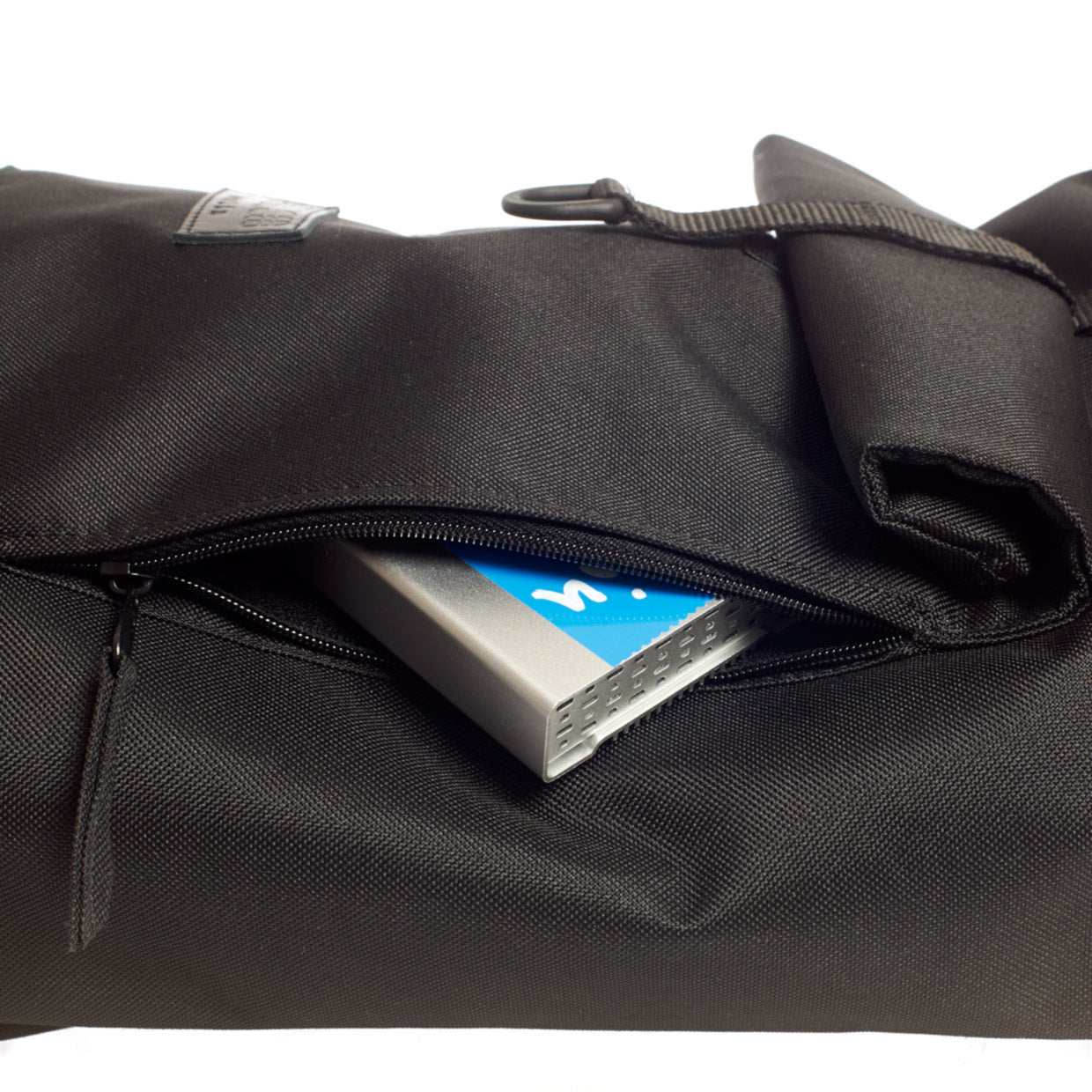 Nahaufnahme der der versteckten Reißverschlußtasche an der Vorderseite Ansicht von dem Cordura-Material in Schwarz – robust, wasserabweisend und vegan