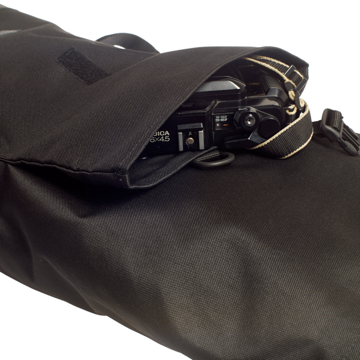 Bob Black vordere Rolltoptasche ausgerollt mit eingesteckter Kamera.
Beschreibung: Demonstriert die vielen Frontaschen des Rucksacks