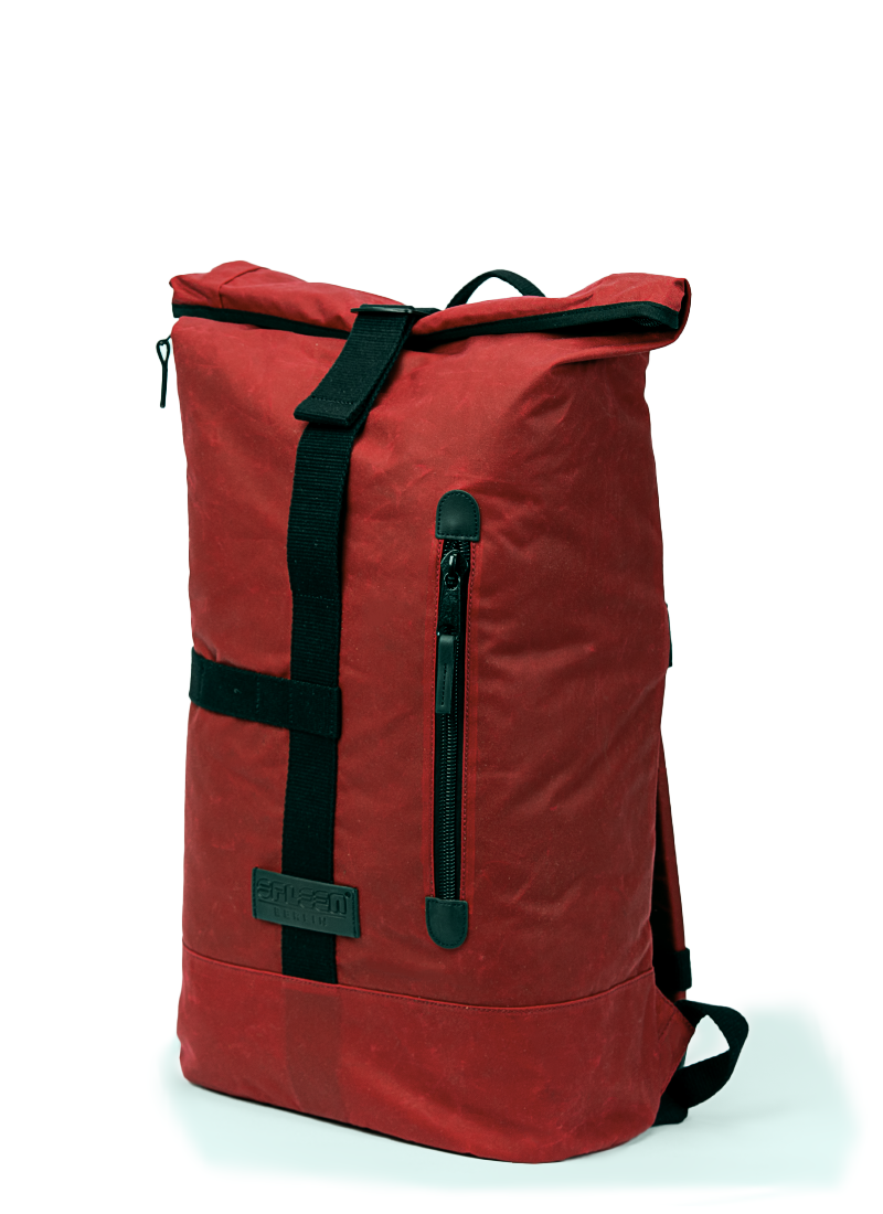 Seitenansicht des Big Fixie- waxed Cotton Rucksacks aus gewachster Baumwolle kombiniert mit passender Fahrradtasche. Robust, stilvoll und perfekt für den urbanen Alltag. Hergestellt von Spleen Berlin für nachhaltige Mobilität..
©Spleen Berlin