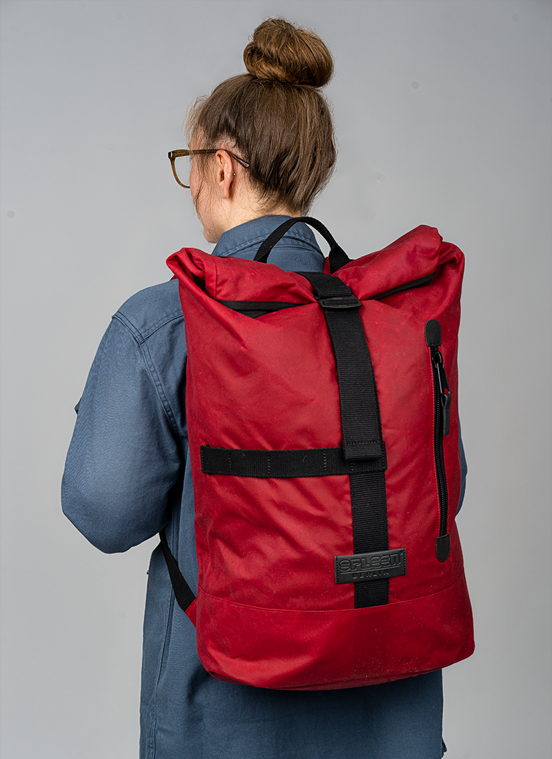 Rucksack und Fahrradtasche aus vegan gewachster Baumwolle,
getragen von einer jungen Frau auf dem Rücken. Das nachhaltige Set
verbindet stylisches Design mit hoher Funktionalität für urbane Pendler:innen. Robust,
wasserabweisend und fair produziert ideal für alle, die
umweltbewusst unterwegs sind. Perfekt• für den Alltag, Arbeit oder Trips in der Stadt. ©Spleen Berlin