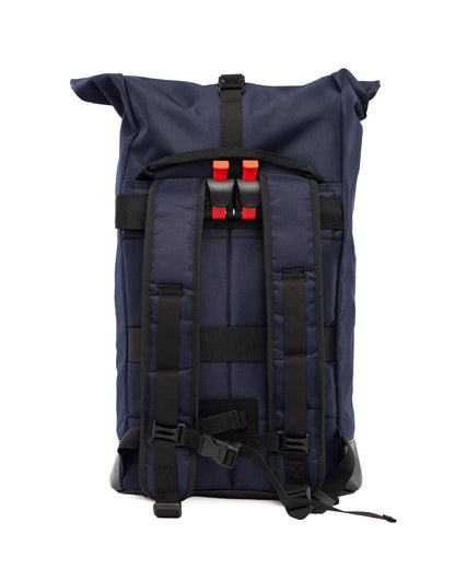 Fahrradtasche Bob Blue Glow von Spleen Berlin mit Halterung für Gepäckträger – sicher und stilvoll unterwegs. 
©Spleen Berlin