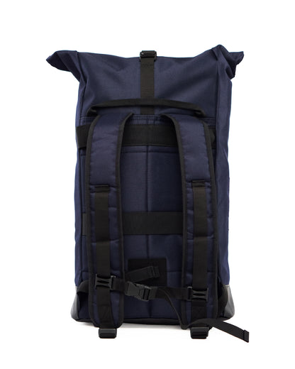 Rolltop-Rucksack Bob - Blue Glow mit praktischem Reißverschluss und Clipverschluss – flexibel erweiterbar Rückenansicht ohne Fahrradhalterung mit gepolsterten Trägen. ©Spleen Berlin