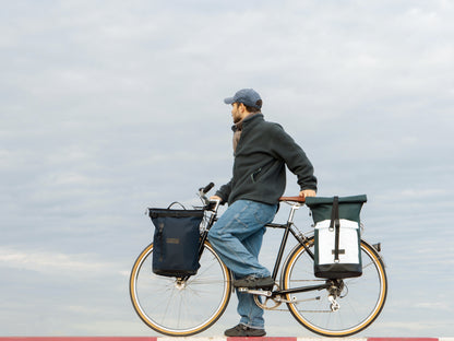 Stylisher Cityrucksack Liz Small Blue – perfekt für Pendler und Freizeitradler am Fahrrad befestigt funktional und modisch zugleich. © Spleen Berlin