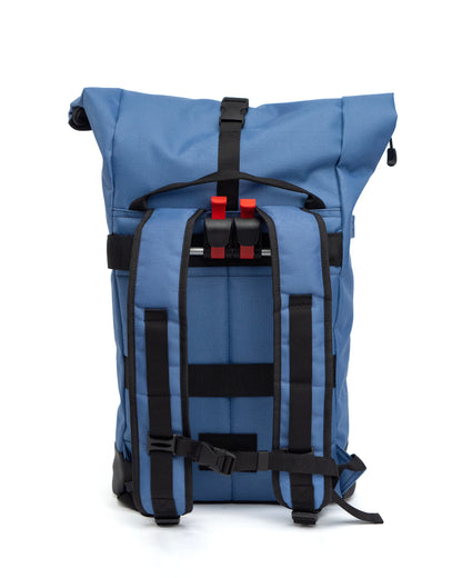 Bob - Ice Blue von Spleen Berlin Rückenansicht mit gepolsterten Trägern und montierter Fahrradhalterung, vielseitiger Fahrradtasche und Rucksack, urbanes Design für komfortables Pendeln.
©Spleen Berlin