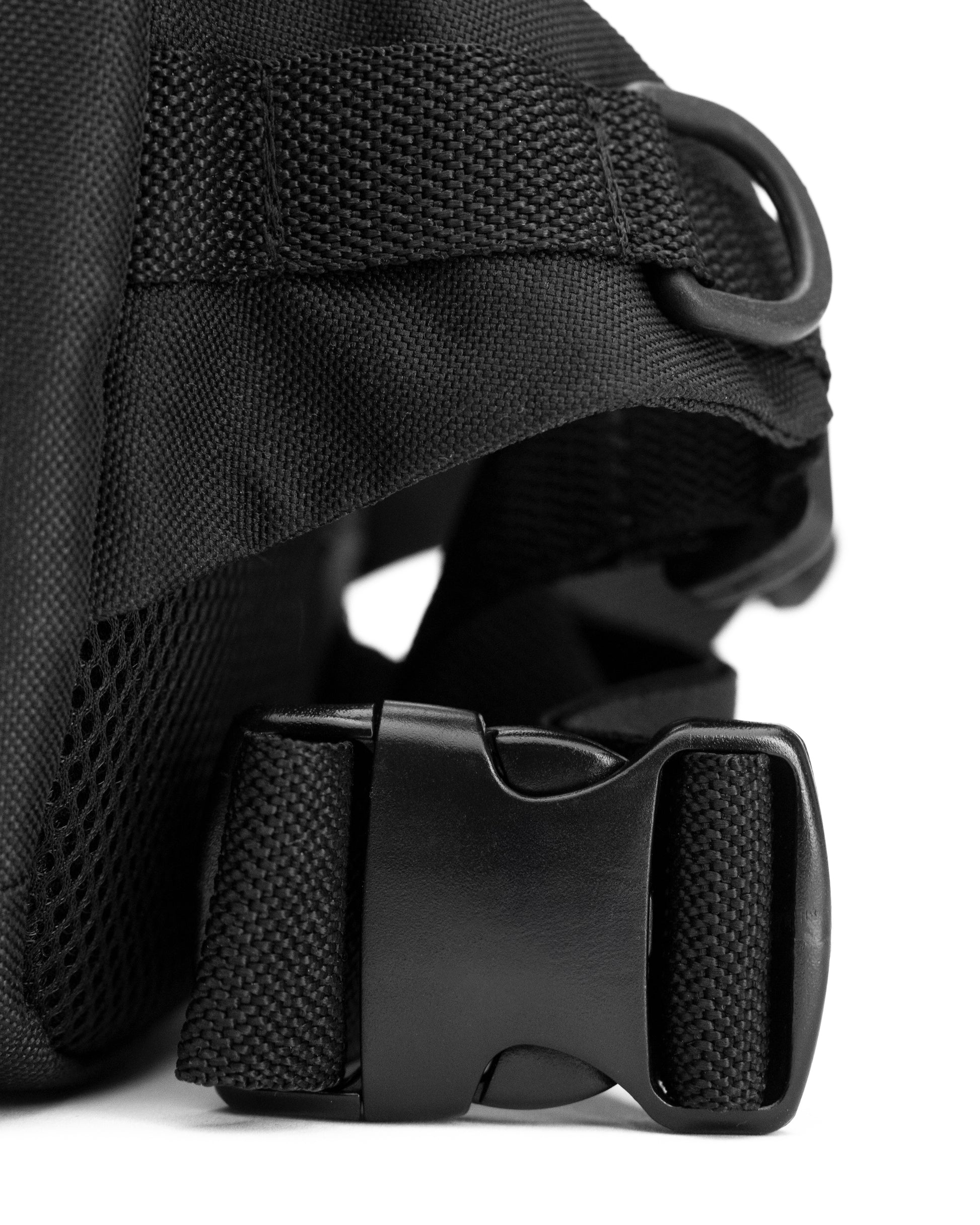 Schwarze Crossbody-Bag „Spleen Berlin“ in Detailansicht, mit Steckverschluss und Zipper; vegane 3,5-Liter-Umhängetasche im urbanen Design, geeignet als Lenkertasche fürs Fahrrad. @Spleen Berlin