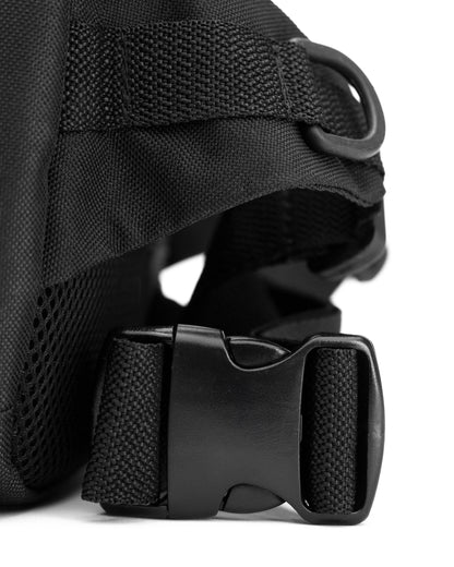 Schwarze Crossbody-Bag „Spleen Berlin“ in Detailansicht, mit Steckverschluss und Zipper; vegane 3,5-Liter-Umhängetasche im urbanen Design, geeignet als Lenkertasche fürs Fahrrad. @Spleen Berlin