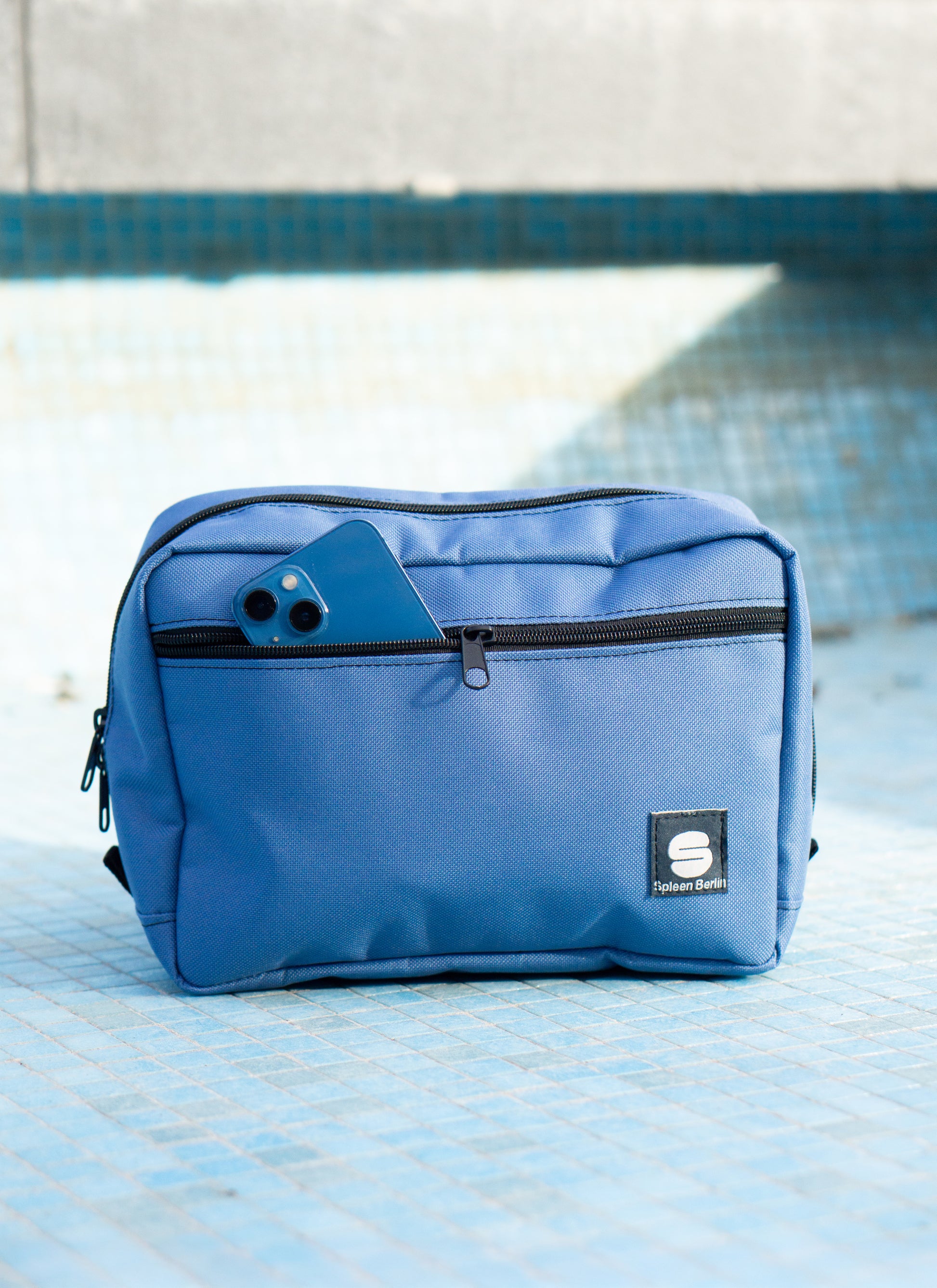 Crossbody & Lenkertasche Ice Blue von Spleen Berlin – wasserabweisende 3,5-l-Umhängetasche mit Frontfach. Perfekt zur Aufbewahrung von Handy und Schlüssel.
@Spleen Berlin
