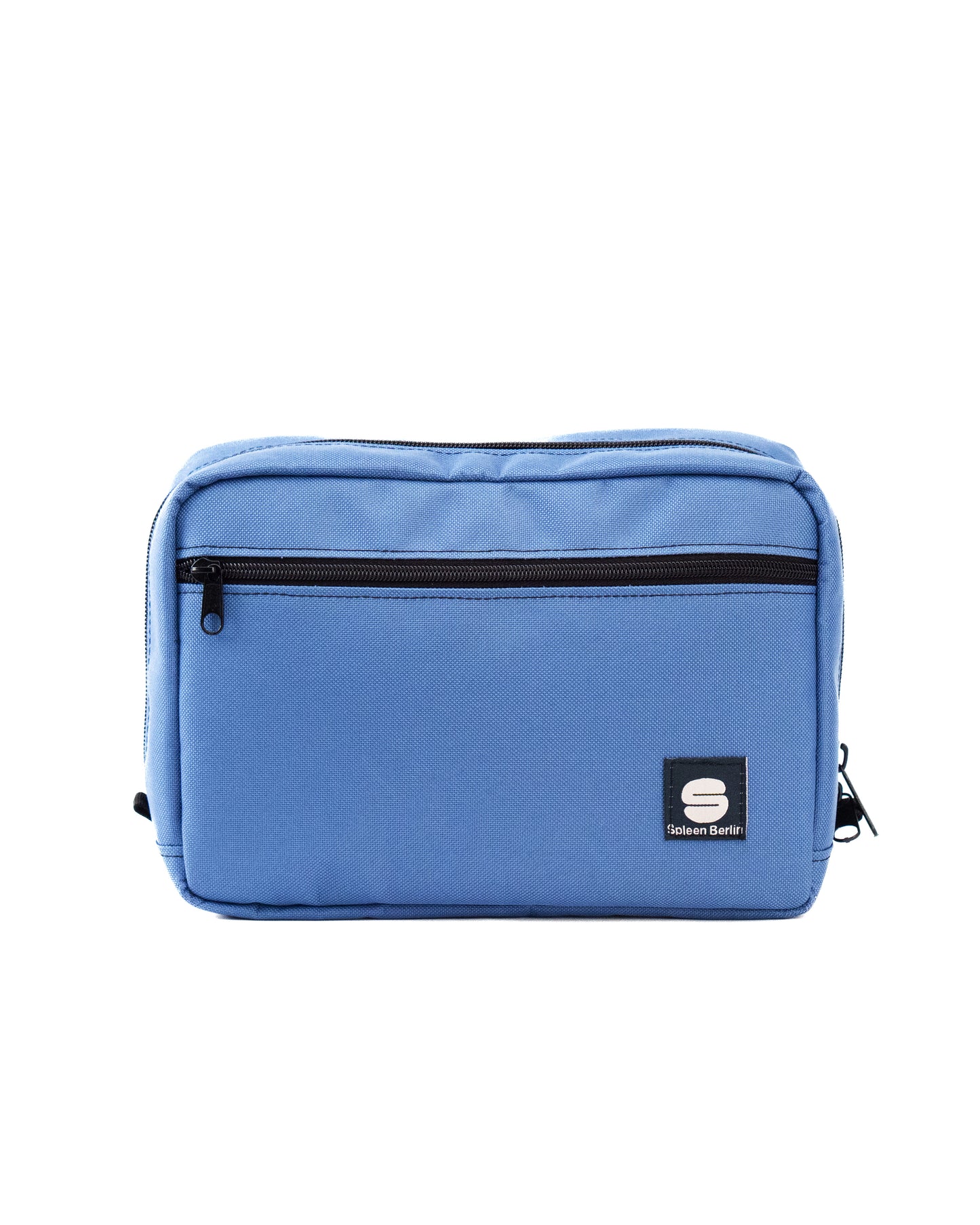 Hellblaue Crossbody-Bag „Iceblue“ von Spleen Berlin in Vorderansicht mit sichtbarer Fronttasche und Zipper; vegane 3,5-Liter-Umhängetasche im urbanen Stil, auch als Lenkertasche fürs Fahrrad geeignet. @Spleen Berlin