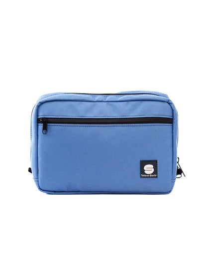 Hellblaue Crossbody-Bag „Iceblue“ von Spleen Berlin in Vorderansicht mit sichtbarer Fronttasche und Zipper; vegane 3,5-Liter-Umhängetasche im urbanen Stil, auch als Lenkertasche fürs Fahrrad geeignet. @Spleen Berlin