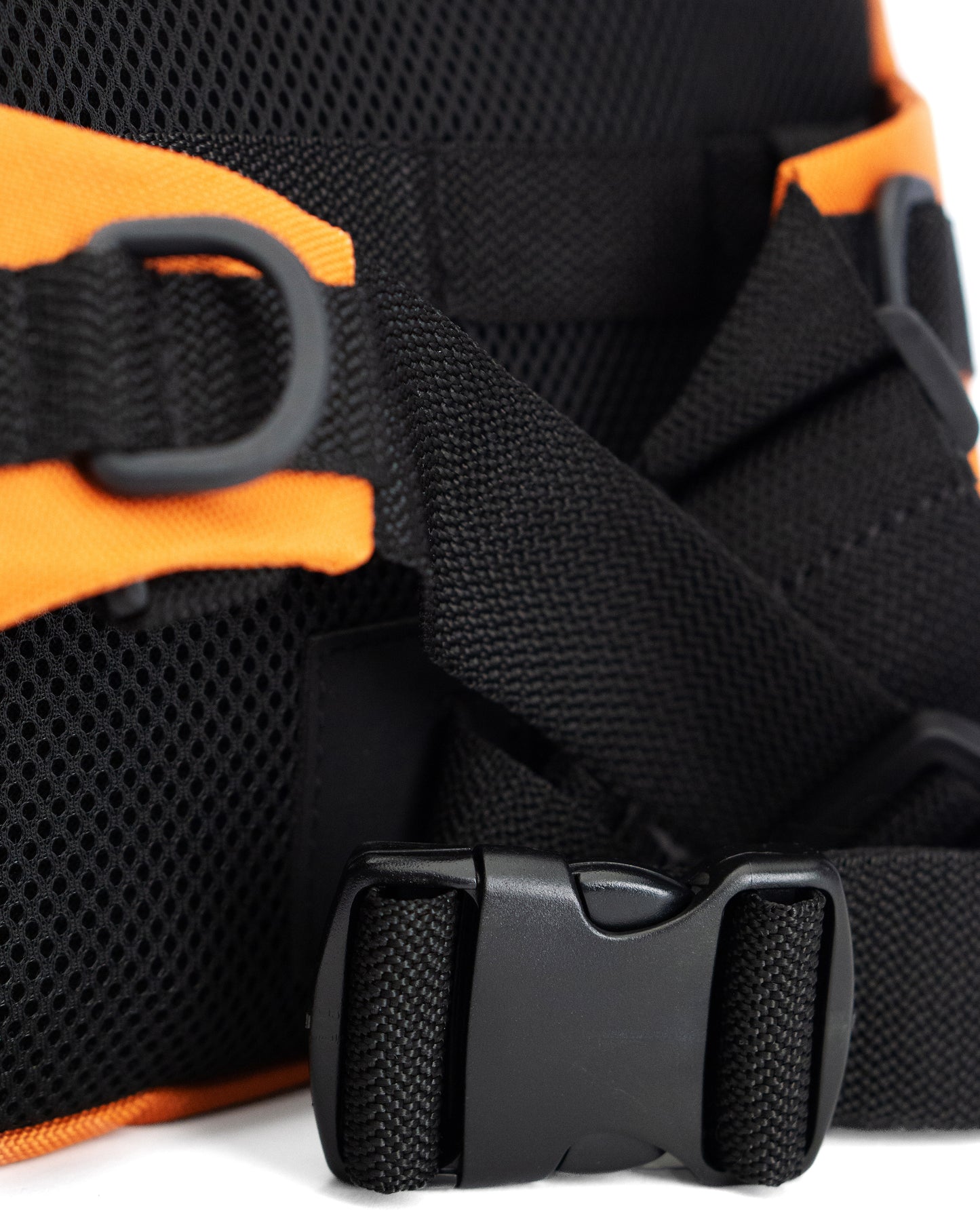 Detailansicht der orangefarbenen Crossbody-Bag „Skandinavian Orange“ von Spleen Berlin mit sichtbarem Steckverschluss und Zipper; vegane 3,5-Liter-Umhängetasche im urbanen Stil, auch als Lenkertasche fürs Fahrrad geeignet. @Spleen Berlin