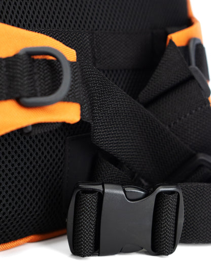 Detailansicht der orangefarbenen Crossbody-Bag „Skandinavian Orange“ von Spleen Berlin mit sichtbarem Steckverschluss und Zipper; vegane 3,5-Liter-Umhängetasche im urbanen Stil, auch als Lenkertasche fürs Fahrrad geeignet. @Spleen Berlin