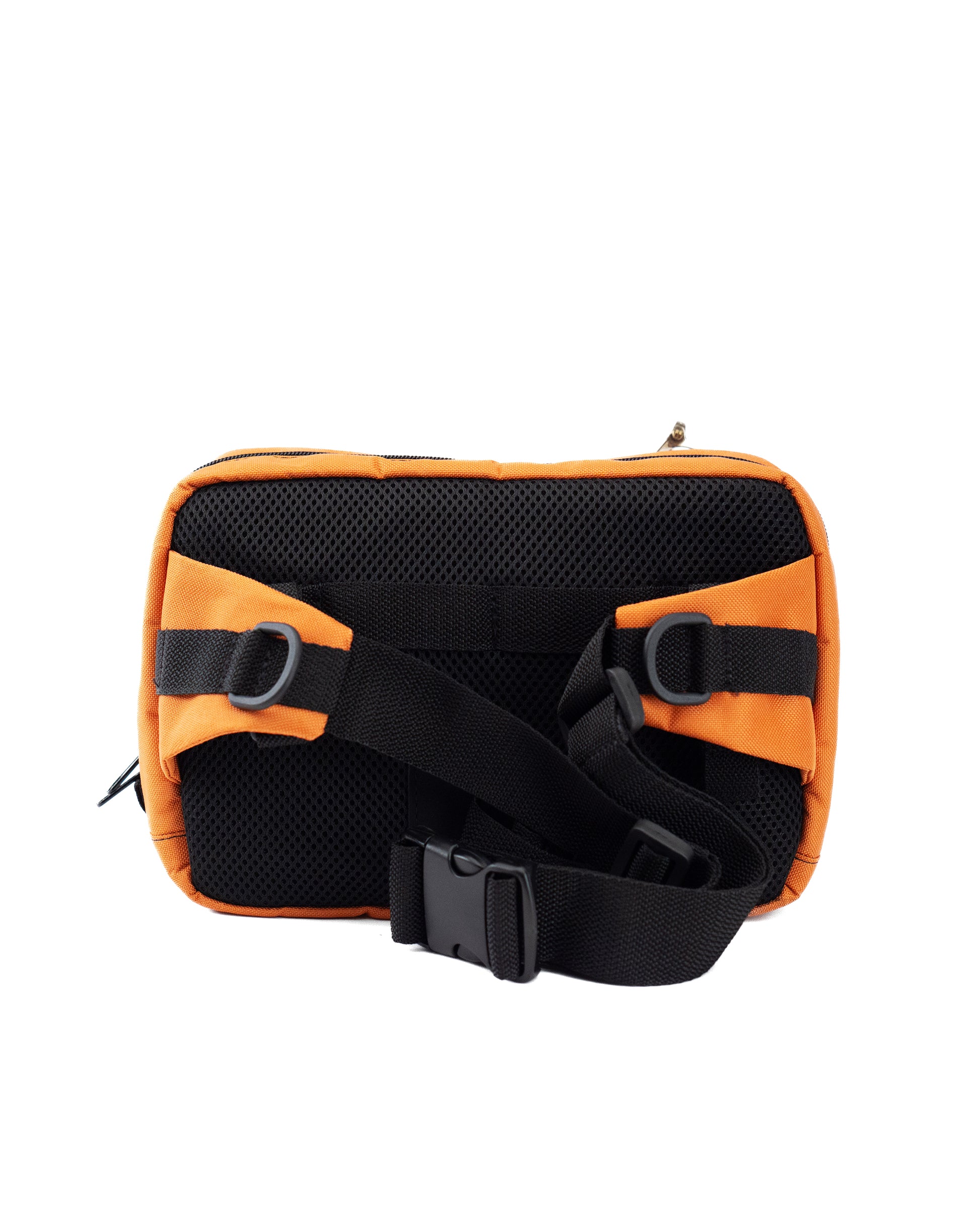 Rückansicht der orangefarbenen Crossbody-Bag „Skandinavian Orange“ von Spleen Berlin mit Steckverschluss und Zipper; vegane 3,5-Liter-Umhängetasche im urbanen Stil, auch als Lenkertasche fürs Fahrrad geeignet. @Spleen Berlin