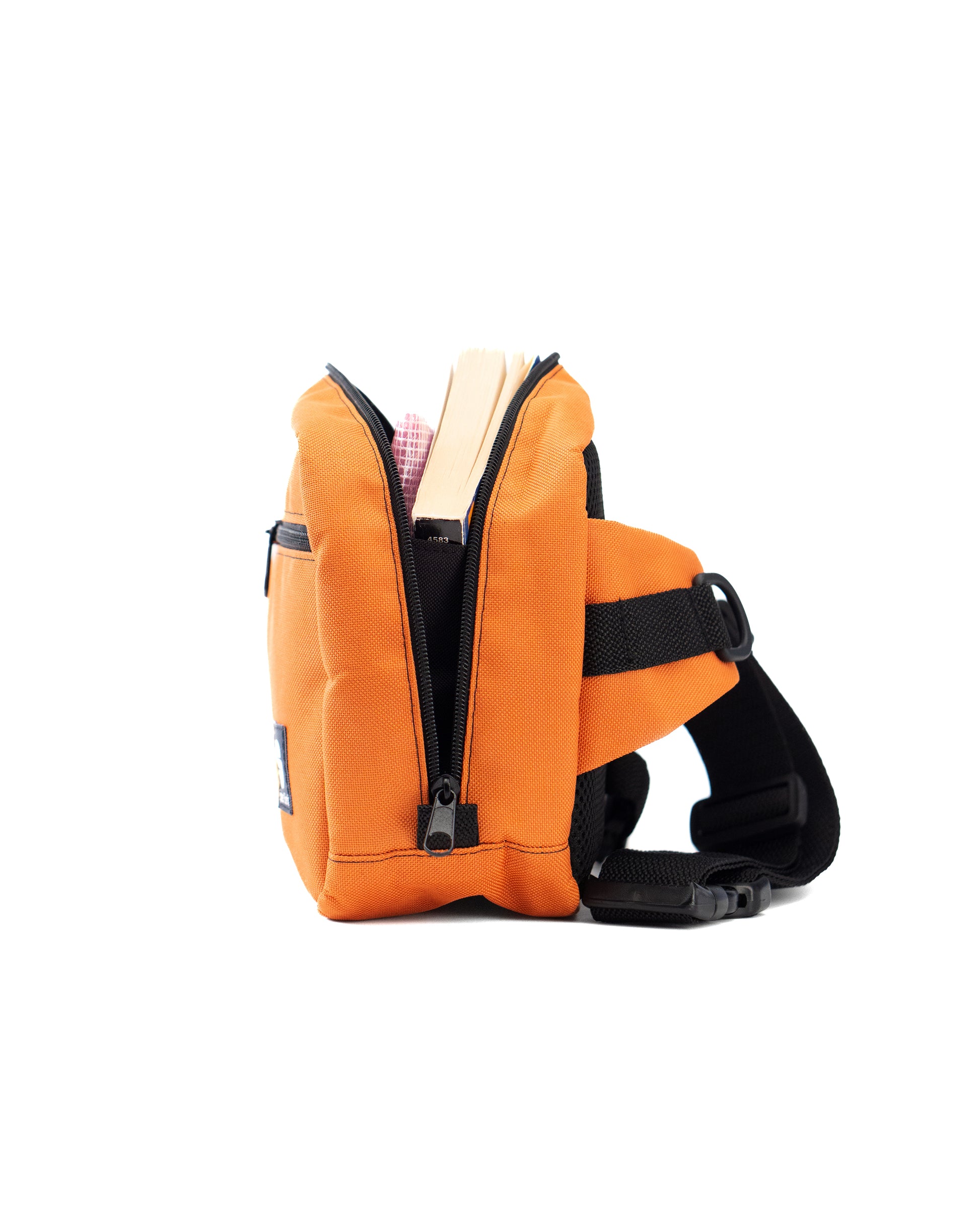 Seitenansicht der orangefarbenen Crossbody-Bag „Skandinavian Orange“ von Spleen Berlin mit sichtbarem Zipper; vegane 3,5-Liter-Umhängetasche im urbanen Stil, auch als Lenkertasche fürs Fahrrad geeignet. @Spleen Berlin