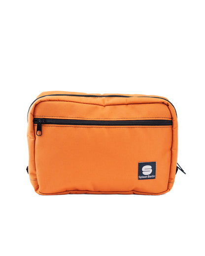Vorderansicht der orangefarbenen Crossbody-Bag „Skandinavian Orange“ von Spleen Berlin mit sichtbarem Zipper; vegane 3,5-Liter-Umhängetasche im urbanen Stil, auch als Lenkertasche fürs Fahrrad geeignet. @Spleen Berlin