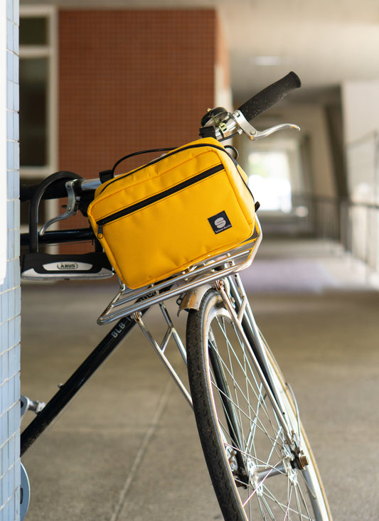 Crossbody-Bag Sunrise von Spleen Berlin – stylische Fahrradlenkertasche mit sonnigem Design. Am Lenker angebracht, perfekt für urbane Touren und tägliche Wege. @Spleen Berlin
