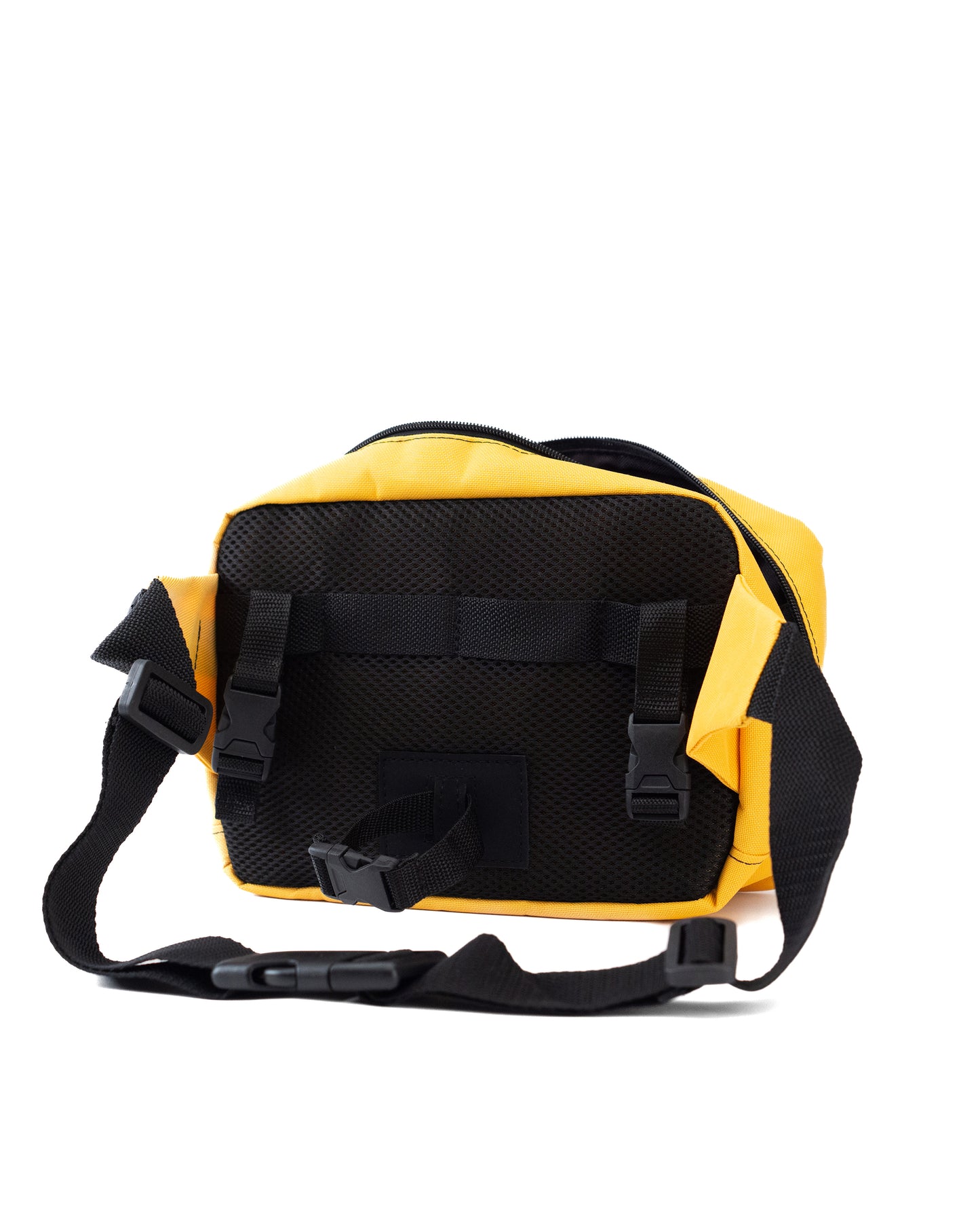 Rückansicht der gelben Crossbody-Bag „Sunrise“ von Spleen Berlin mit sichtbarer Lenkerbefestigung; vegane 3,5-Liter-Umhägetasche im urbanen Stil, auch als Lenkertasche fürs Fahrrad nutzbar. @Spleen Berlin
