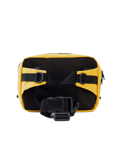 Rückansicht der gelben Crossbody-Bag „Sunrise“ von Spleen Berlin mit gepolsterter Rückseite und sichtbarem Zipper; vegane 3,5-Liter-Umhängetasche im urbanen Stil, auch als Lenkertasche fürs Fahrrad geeignet. @Spleen Berlin