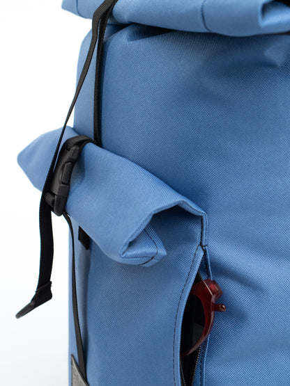 Detailansicht der vorderen Rolltop-Fronttasche des Fahrradrucksacks Bob - Ice Blue von Spleen Berlin Kombination aus Fahrradtasche und Rucksack mit Rolltop und Reißverschlussfach. ©Spleen Berlin
