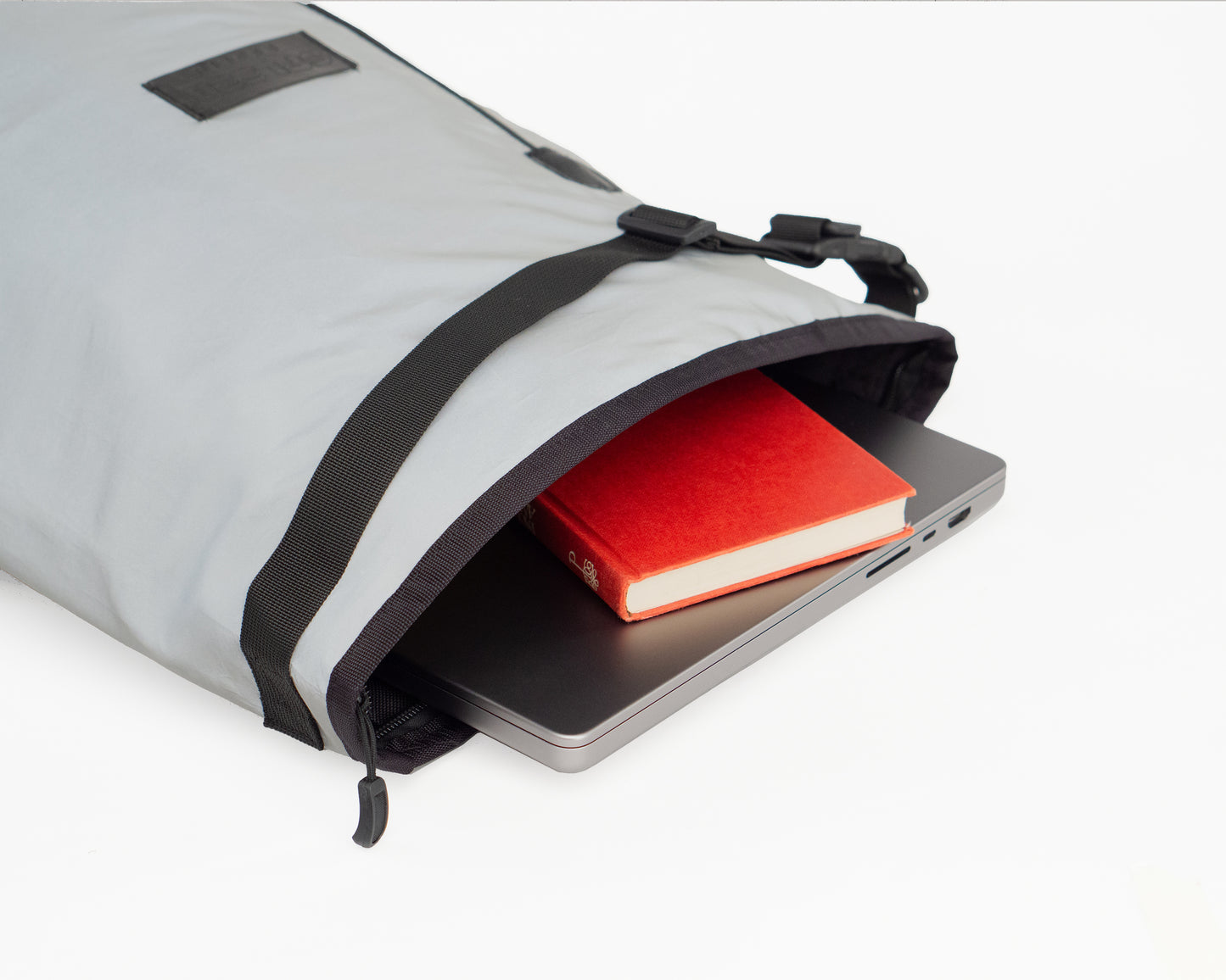 Innenansicht des LIZ Small Glow von Spleen Berlin urbaner, reflektierender Fahrradrucksack & Fahrradtasche mit 15-Zoll-Laptopfach, vegan & aus recyceltem Material. ©Spleen Berlin