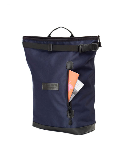 Wasserabweisender Fahrradrucksack unisex – Liz Small Blue von Spleen Berlin. Mit vorderer Reissverschlusstasche für Handy und andere Kleinigkeiten.