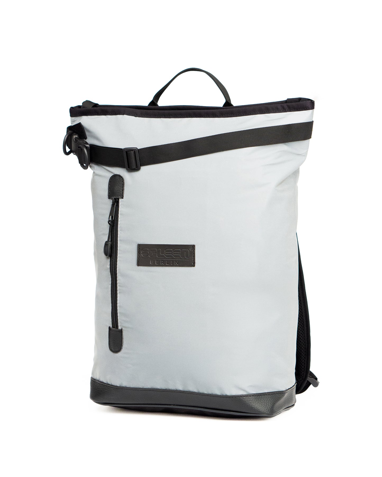 Fahrradrucksack Liz  - Small Glow von Spleen Berlin in reflektierendem Design kompakt, urban und sicher bei Nacht. Veganer, wasserabweisender Stoff nachhaltig gefertigt in Europa von Spleen Berlin. ©Spleen Berlin