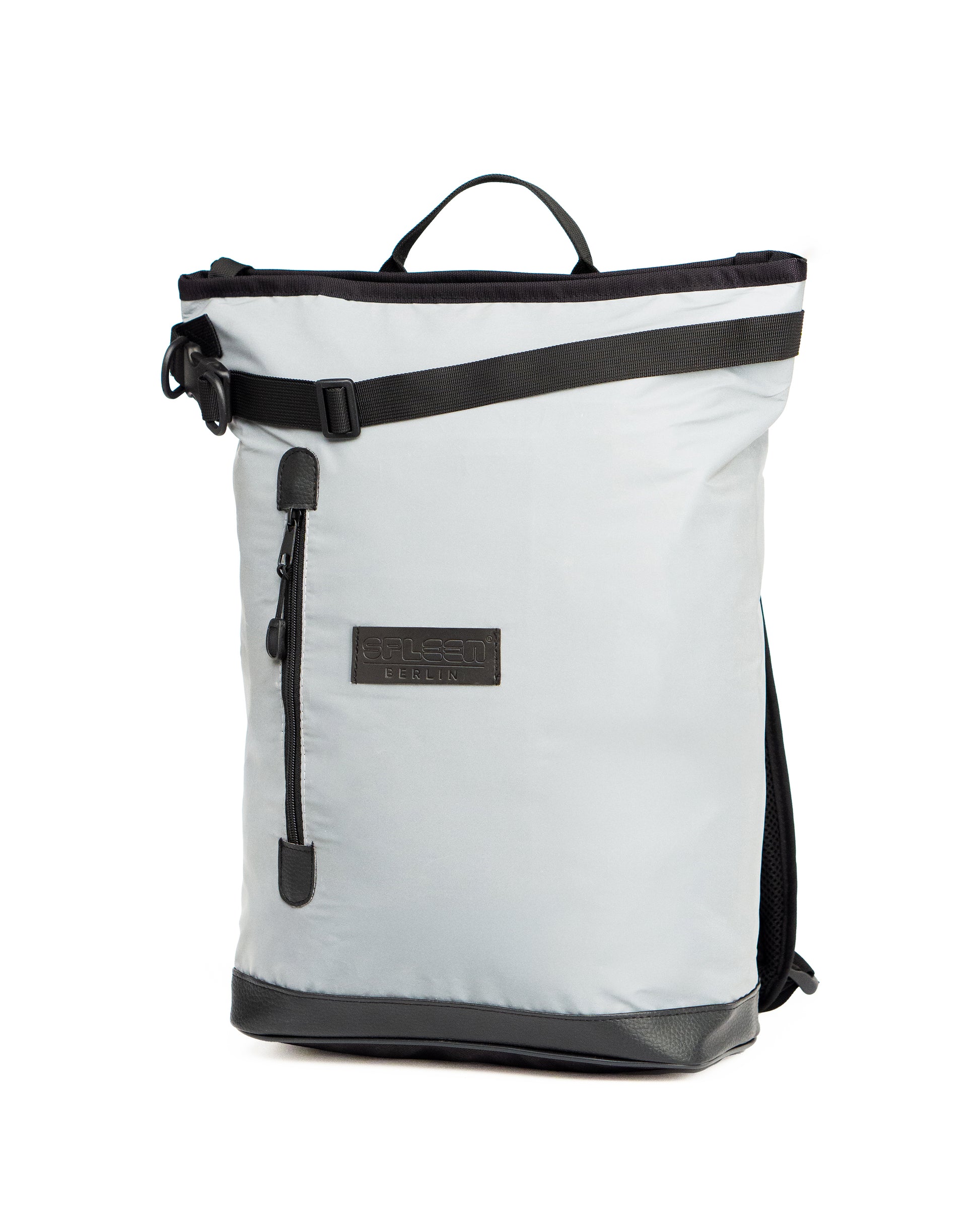 Fahrradrucksack Liz  - Small Glow von Spleen Berlin in reflektierendem Design kompakt, urban und sicher bei Nacht. Veganer, wasserabweisender Stoff nachhaltig gefertigt in Europa von Spleen Berlin. ©Spleen Berlin