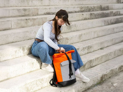 Mädchen sitzt auf einer Treppe mit einen 1in2 Rucksack Bob Orange Glow von Spleen Berlin in der Hand. © Spleen Berlin