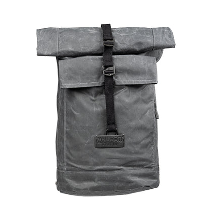 Bob waxed in Grau aus gewachster Baumwolle (waxed cotton), wasserabweisend, robust und stilvoll ideal für urbane Fahrradpendler:innen.
©Spleen Berlin