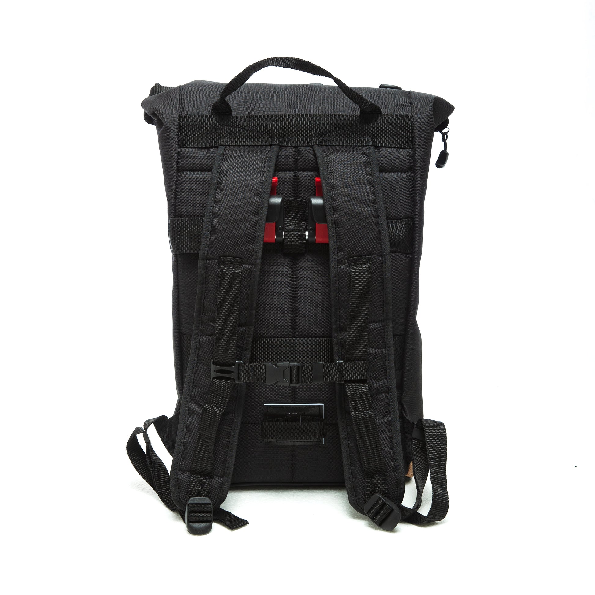 Rucksack-Funktion der Fahrradtasche  – bequem tragbar, optimal für Uni und Büro Spleen Berlin Liz Black – nachhaltige 2-in-1 Fahrradtasche und Rucksack mit elegantem, minimalistischen Look. © Spleen Berlin